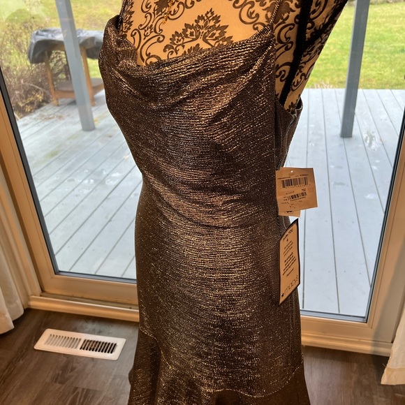 NWT. Spaghetti straps party dress. Sparkly, metallic material - Picture 6 of 7